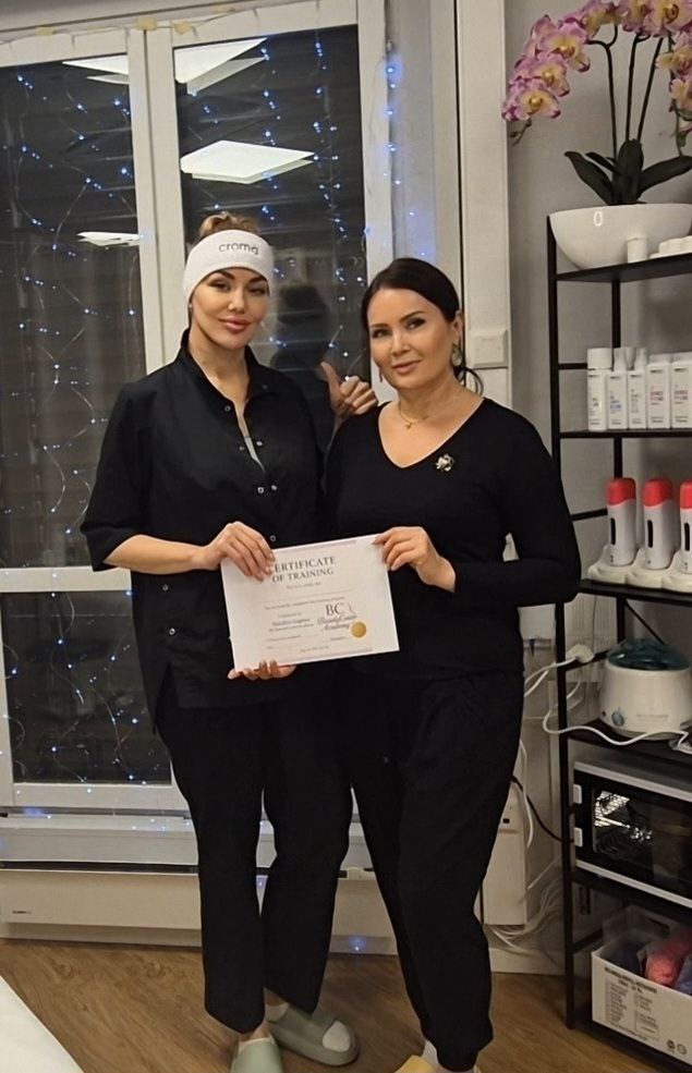 Studenter øver på massasjeteknikker i praksis